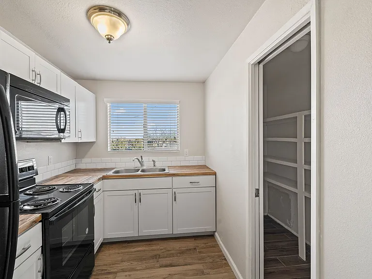 Park Town Homes — Photo 8