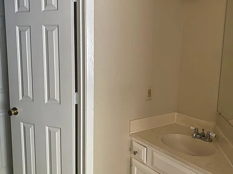 915 W 23rd St #105 — Photo 24