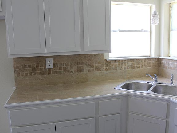 3rd image of 1712 Willow Hollow Dr