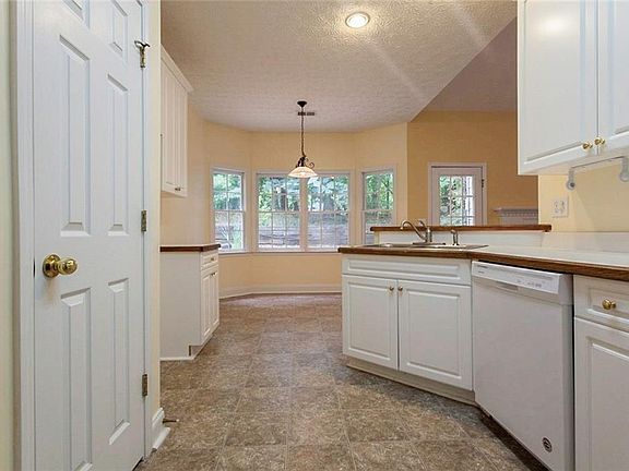 3rd image of 3065 Kings Dr NW