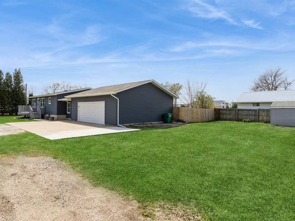 125 4th St S, Walford, IA 52351