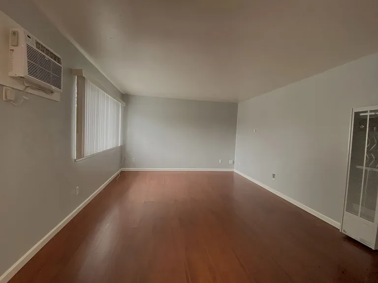 Lone Pine Apartments — Photo 35