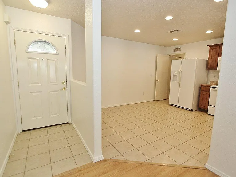 1208 N Cheshire Dr — Photo 2