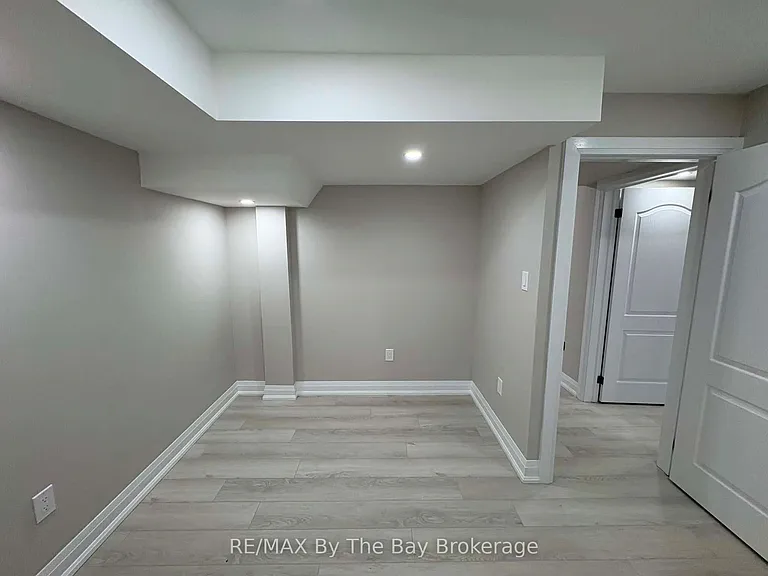 218 Mapleside Dr #LOWER — Photo 6
