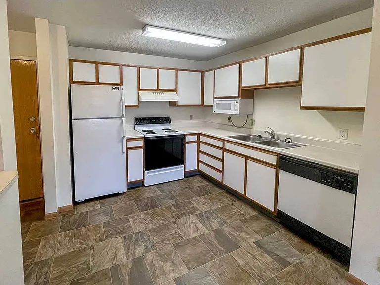 Highland View Apartments — Photo 91