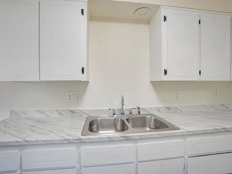 Westwood Apartments ** On-site Laundry Facilities, Off-Street Parking & Private Patio or Balcony — Photo 22