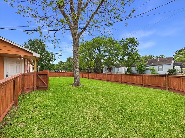 1213 W Sidnor St — Photo 8