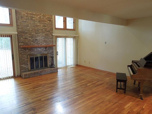 3rd image of 192 Timberlane Ct