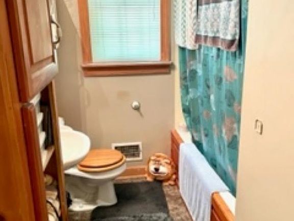 5th image of 10 Derwood Cir