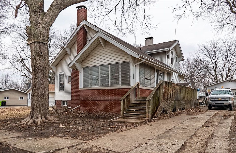 2nd image of 214 N Maple St