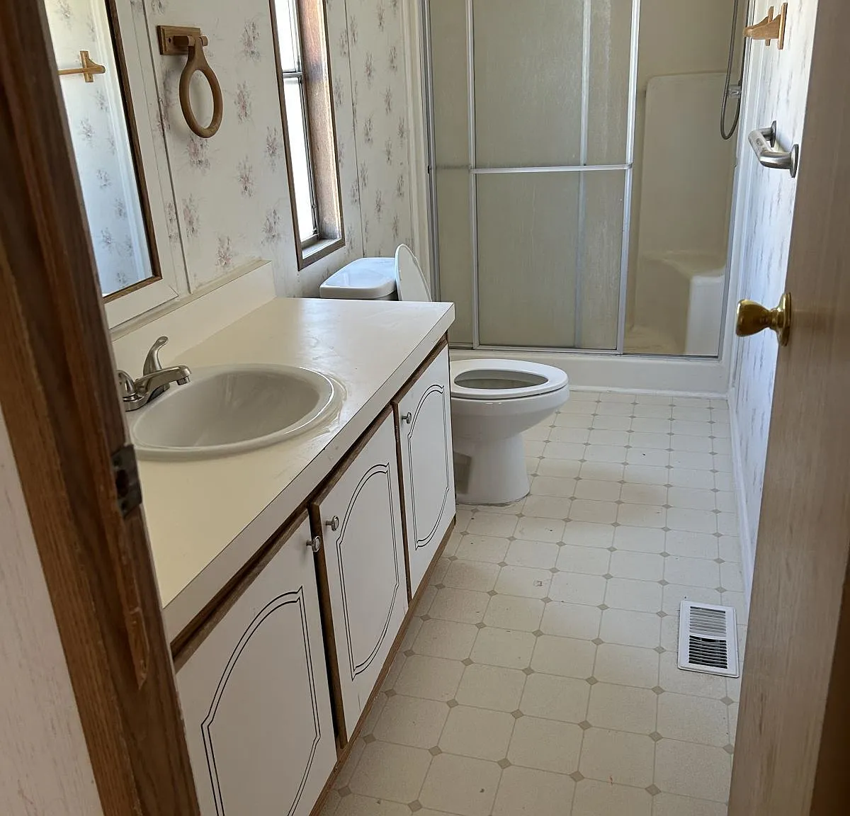 3 bed, 2.0 bath, 2300 sqft, $1,900 — Photo 4