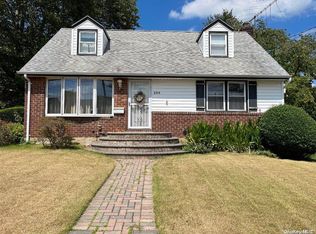 264 Raff Ave, Mineola, NY 11501