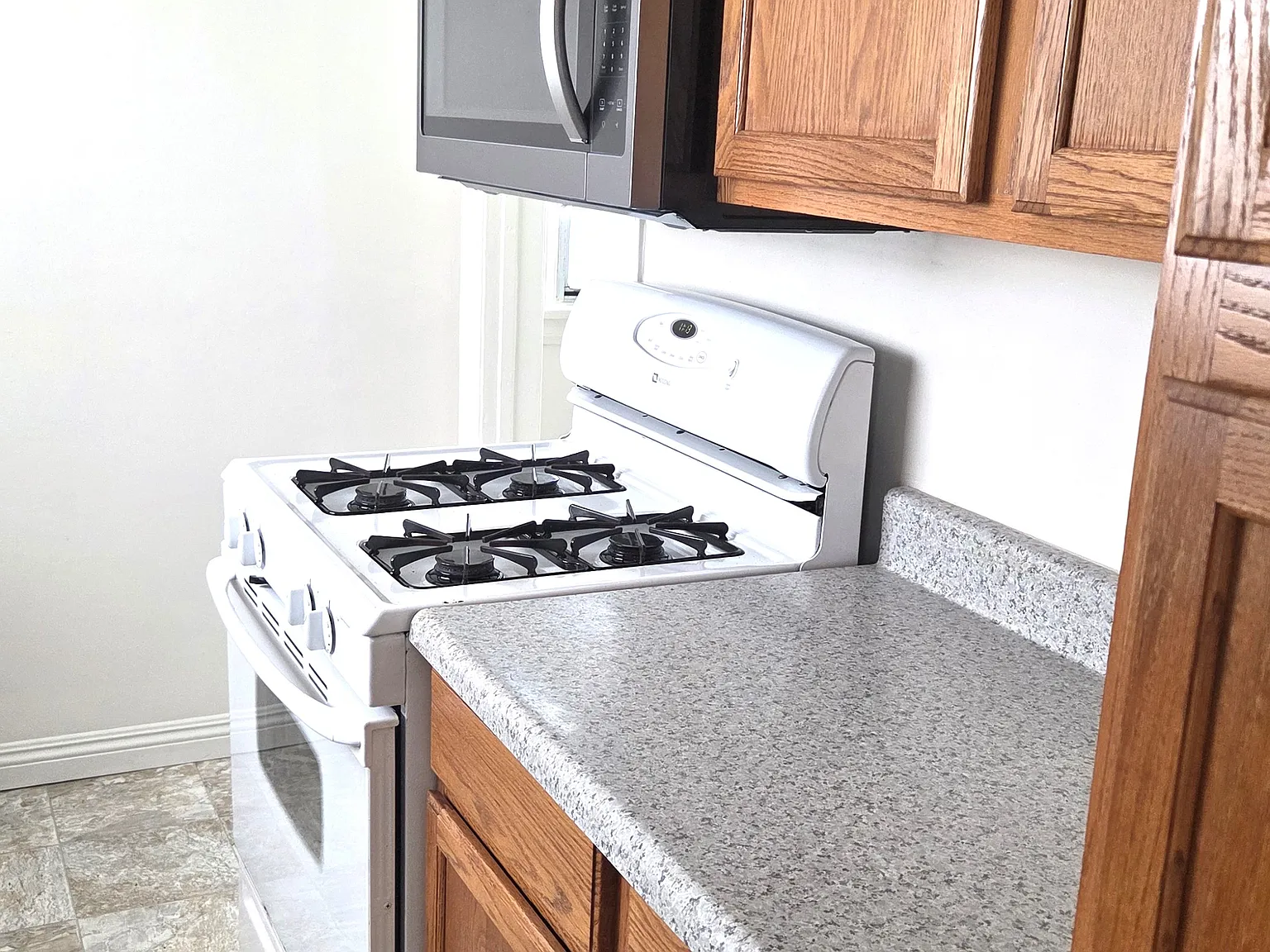 2 bed, 750 sqft, $2,700 — Photo 2