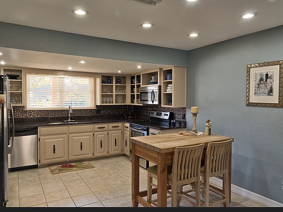 5th image of 2719 W Ash St