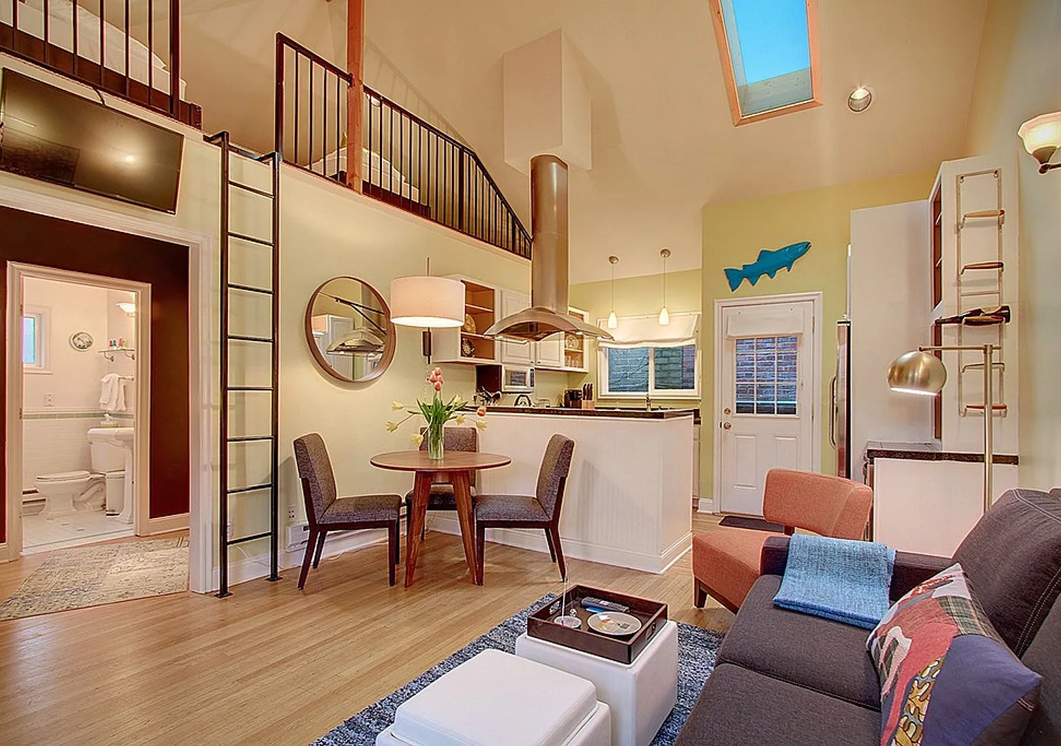 Furnished Cozy Bungalow Style Condo in Capitol Hill — Photo 4
