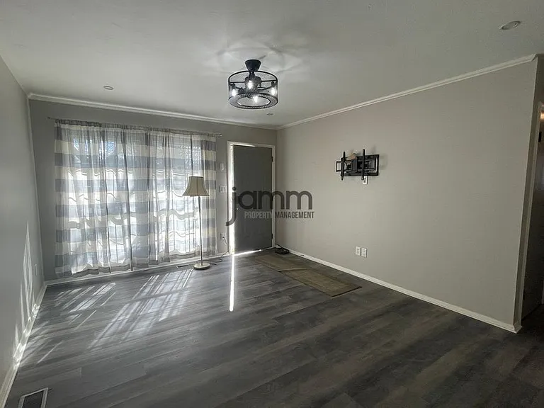 635 Yacavona St — Photo 10