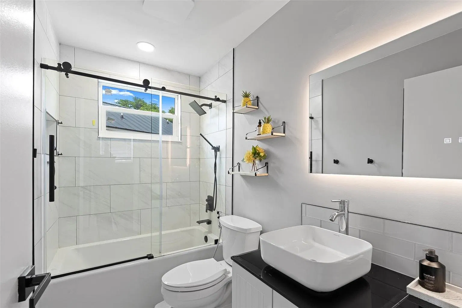 4 bed, 2.5 bath, 2142 sqft, $5,000 — Photo 3