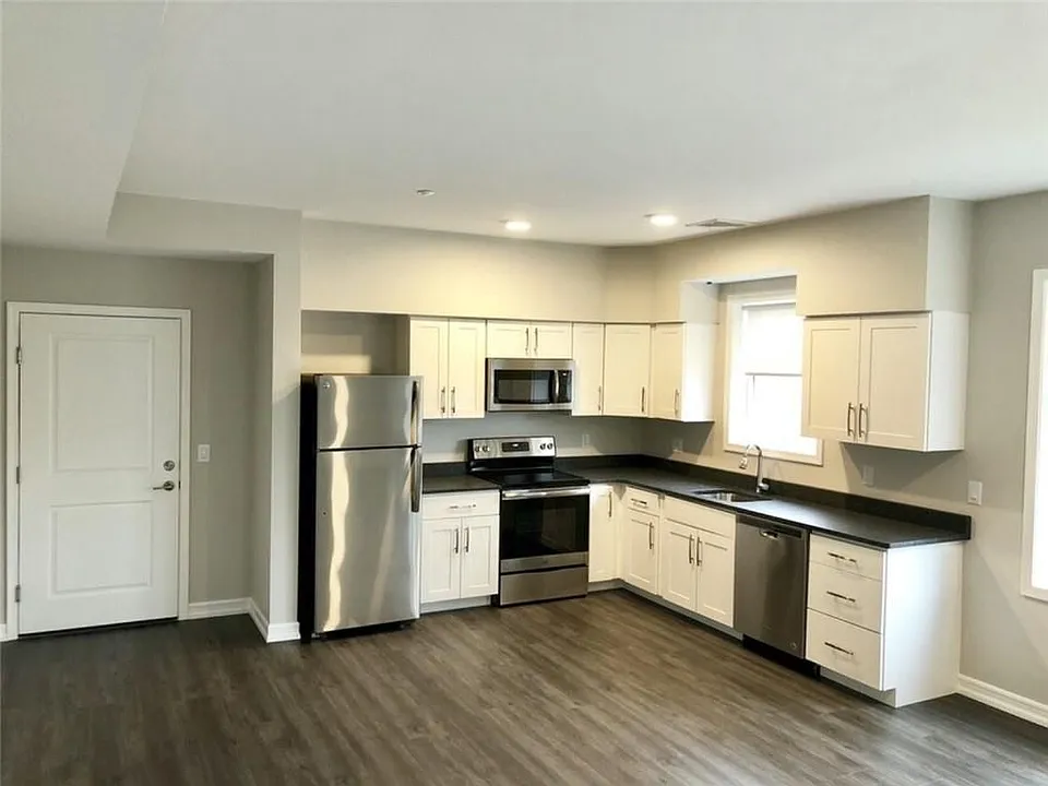 40 Jones St #301