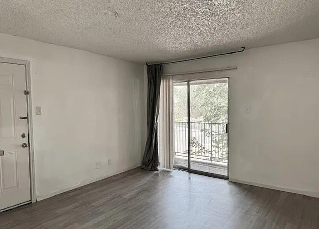 1 bed, 1.0 bath, 660 sqft, $975 — Photo 2