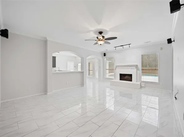 15 Finetta Ln, Alvin, TX 77511