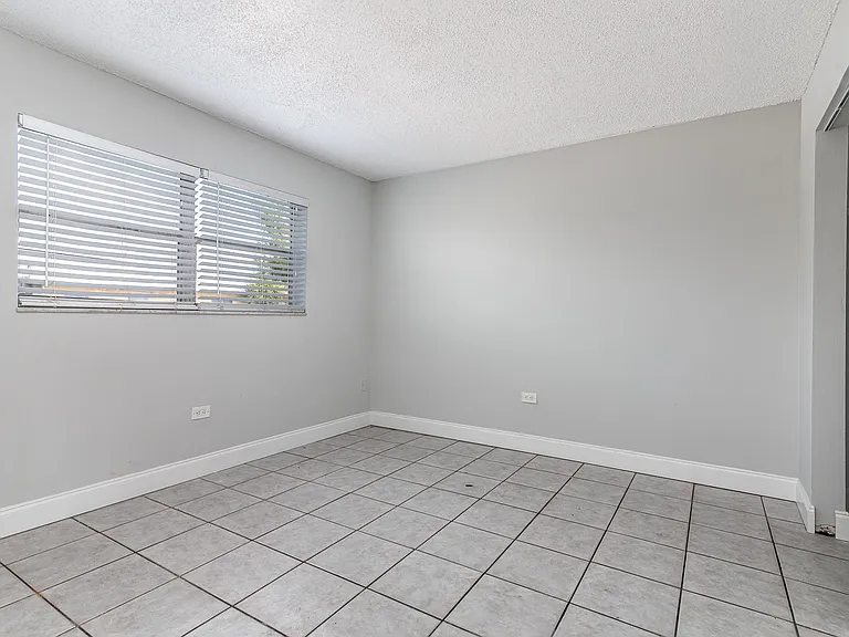 1007 W Prospect Rd — Photo 52