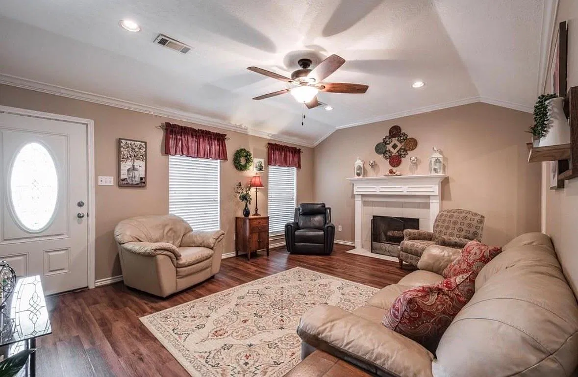3 bed, 2.0 bath, 1397 sqft, $1,900 — Photo 4