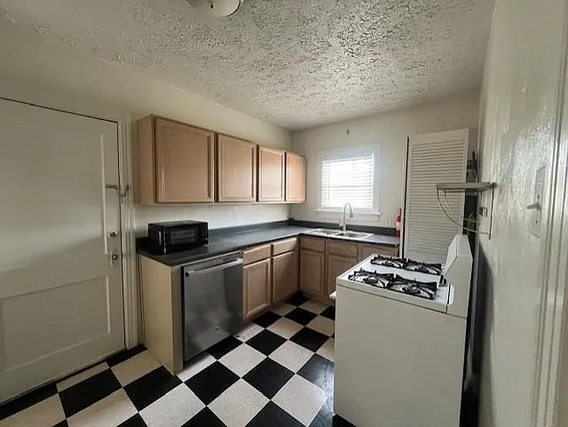 2 bed, 1.0 bath, 1450 sqft, $1,750 — Photo 2