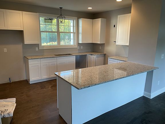 5th image of 422 Newton Ln