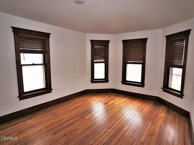 305 Walnut St — Photo 11