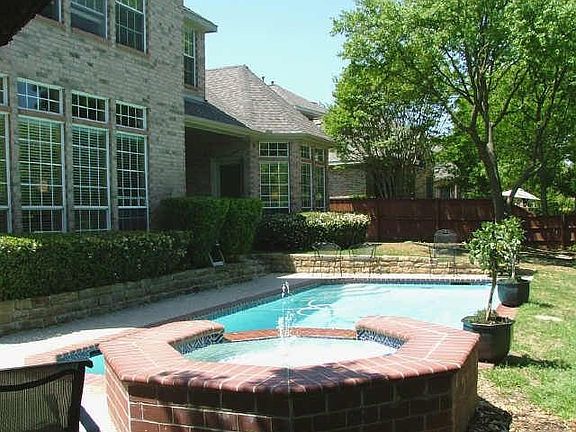 2nd image of 905 Parkwood Ct