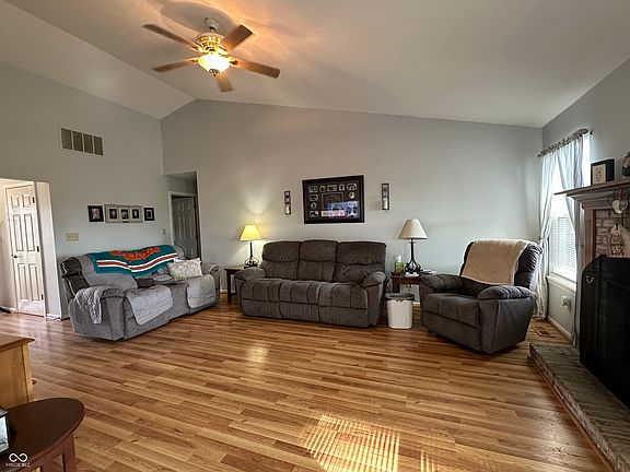 3rd image of 1009 Honeysuckle Dr