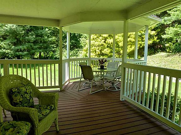 3rd image of 210 River Farms Dr