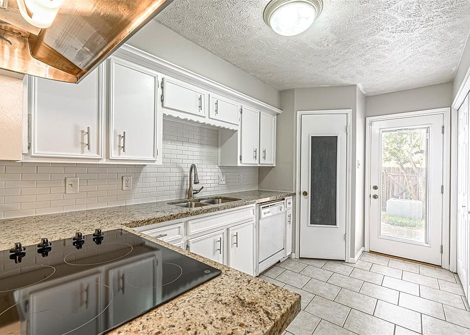 1st image of 10 Warwick Ln