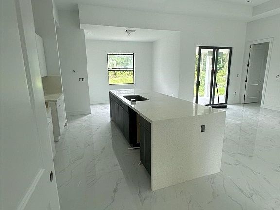 3rd image of 921 Cortez Ave