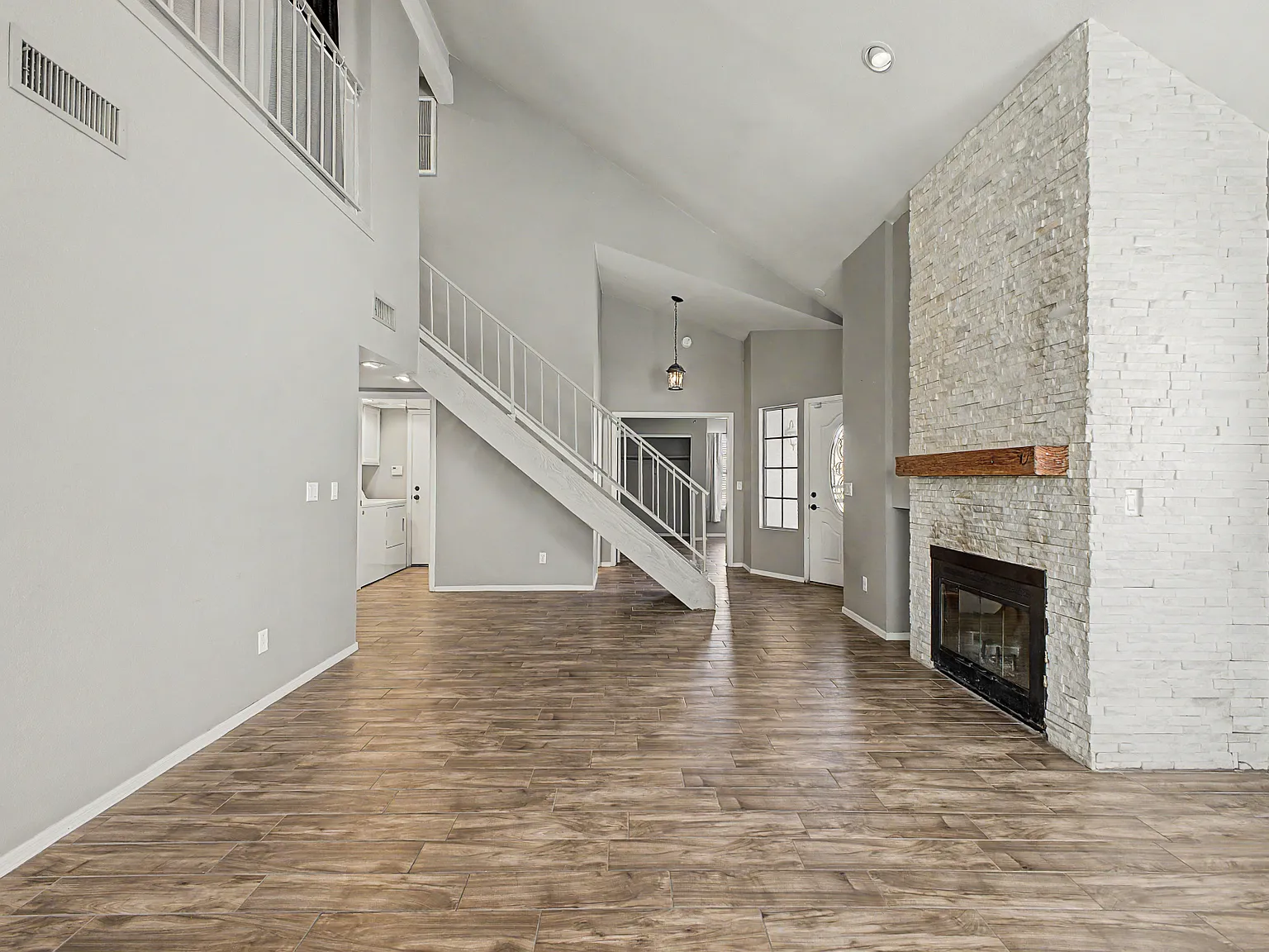 3 bed, 2.5 bath, 1390 sqft, $2,200 — Photo 4
