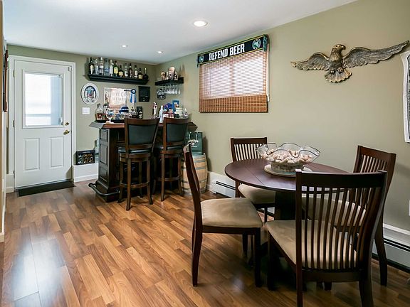 4th image of 8 Dover Ln