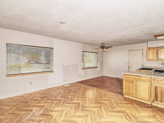 5th image of 214 E Heritage Ct