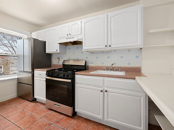 5th image of 654 Lafayette Ave #3