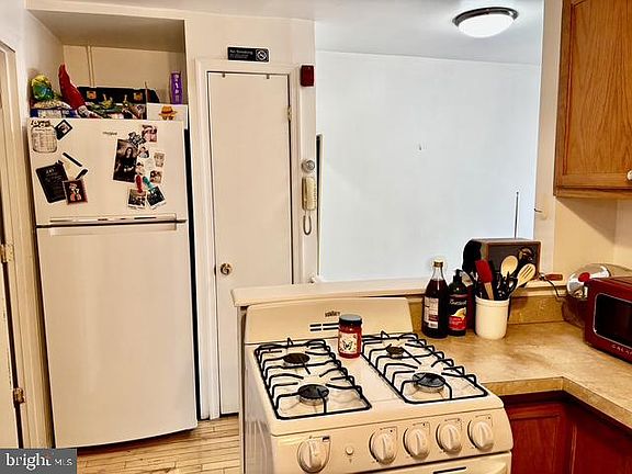 5th image of 1930 Bainbridge St APT 3