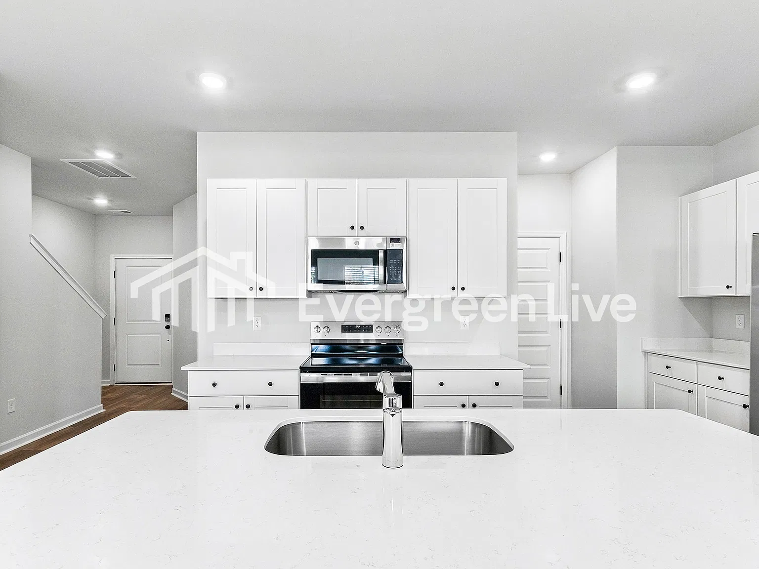 3 bed, 3.0 bath, 1935 sqft, $2,220 — Photo 4