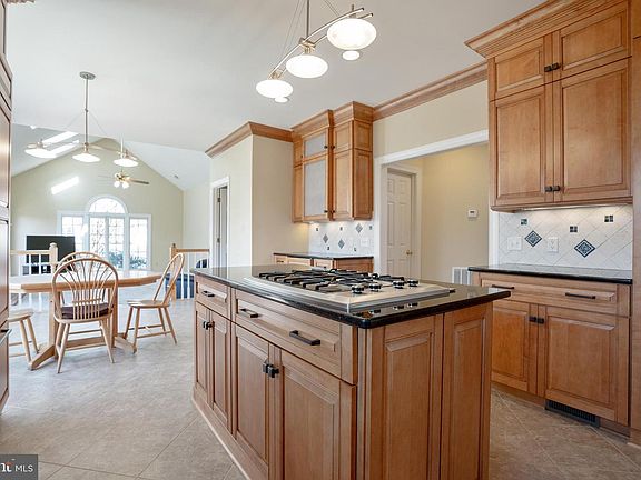 5th image of 2207 Lakeshire Dr