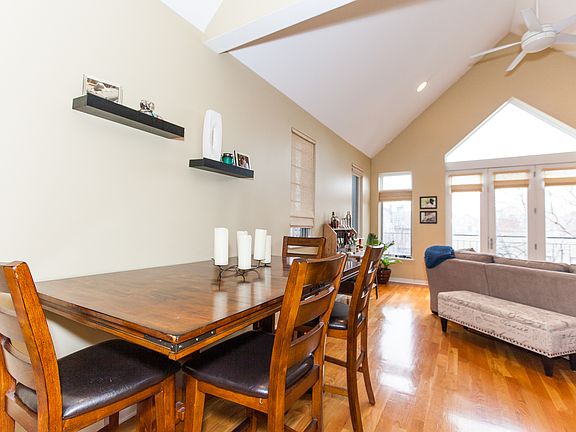 4th image of 928 N Wood St #3