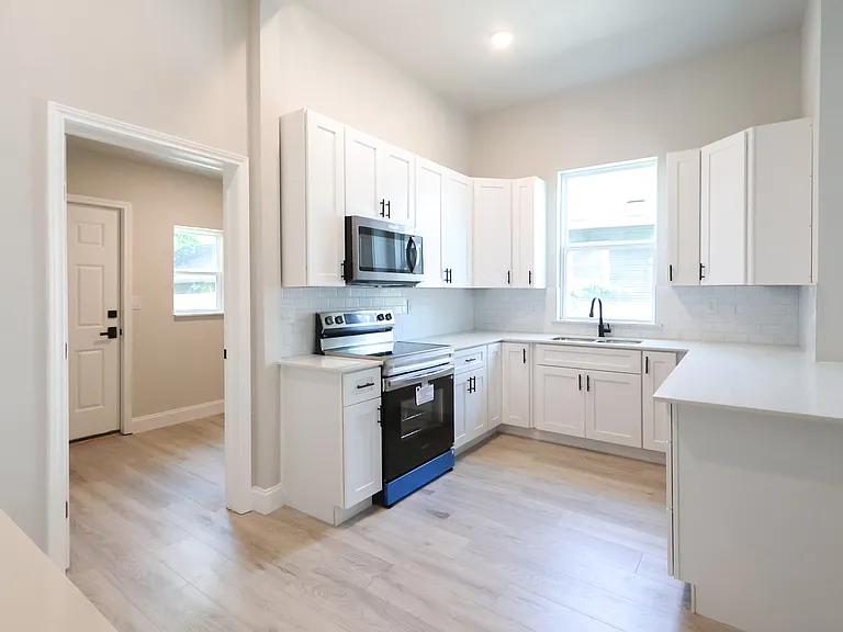 2303 Walworth St — Photo 15