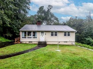 16 Pine St, Sandy Hook, CT 06482