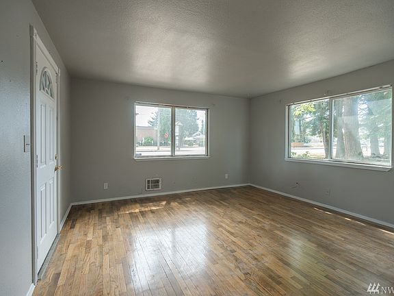 3rd image of 1025 112th St S