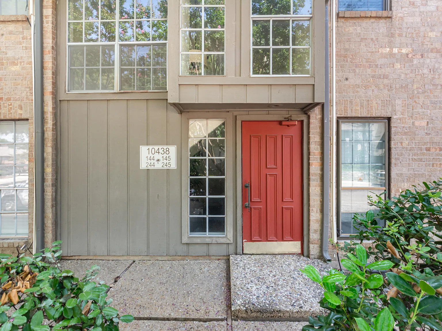 10438 High Hollows Dr — Photo 2