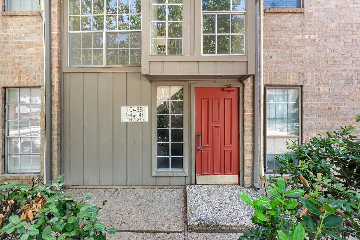 Building Photo - 10438 High Hollows Dr #244