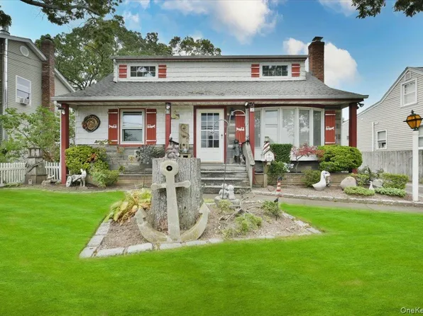 366 W Gates Avenue, Lindenhurst, NY 11757