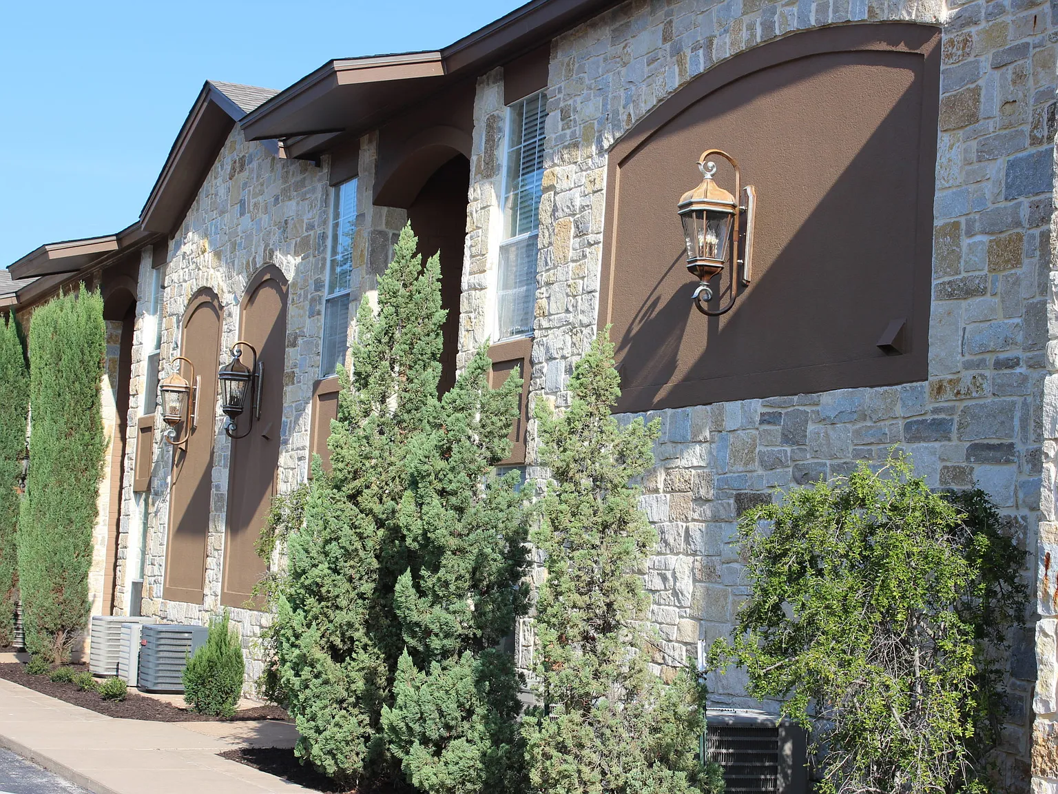 Lakeshore Apartments — Photo 1