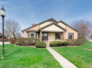 279 Meadow Bridge Dr, Rochester, MI 48307